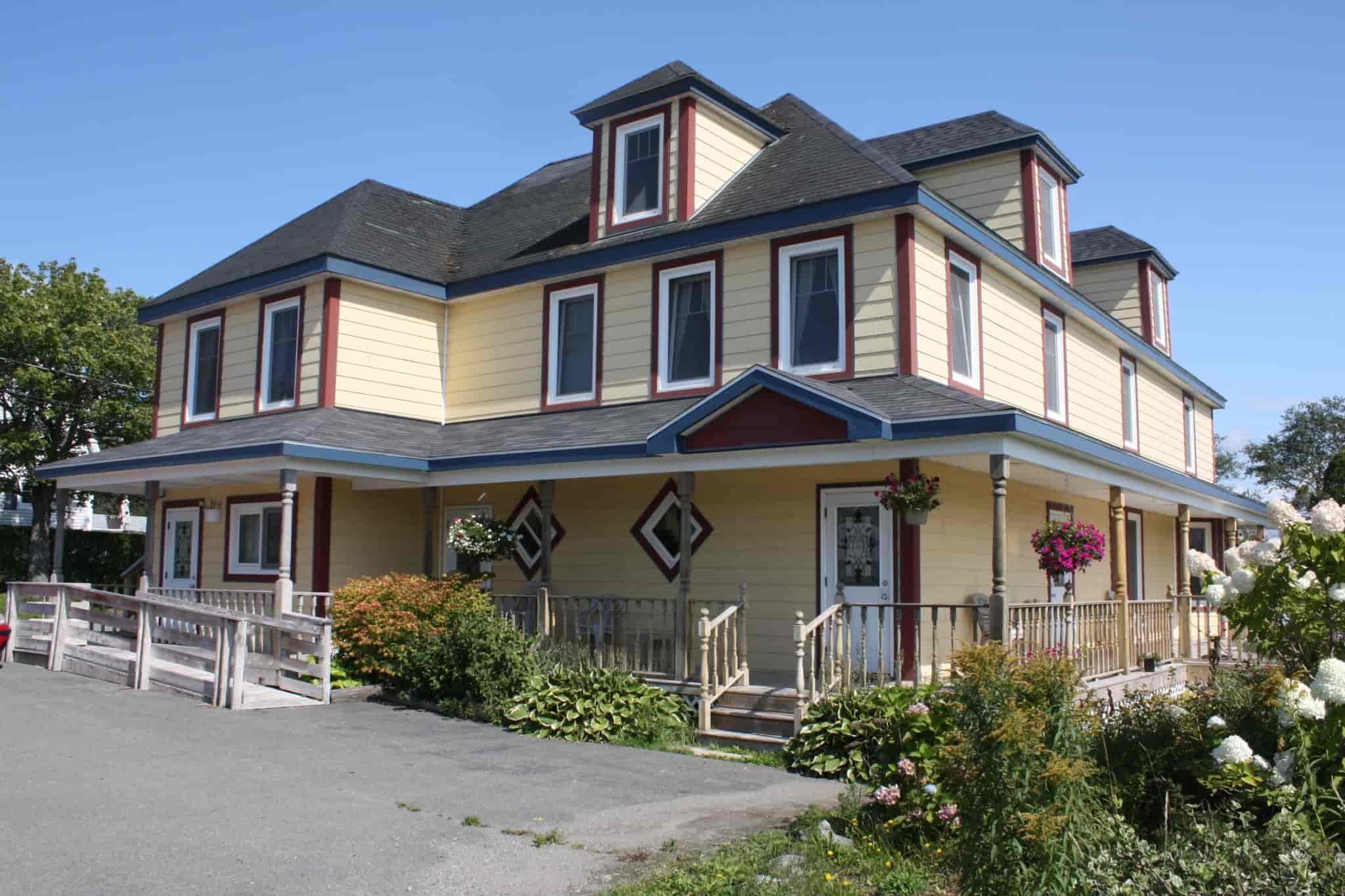 Exterior shot of Pepperell Place Inn, not including the sign